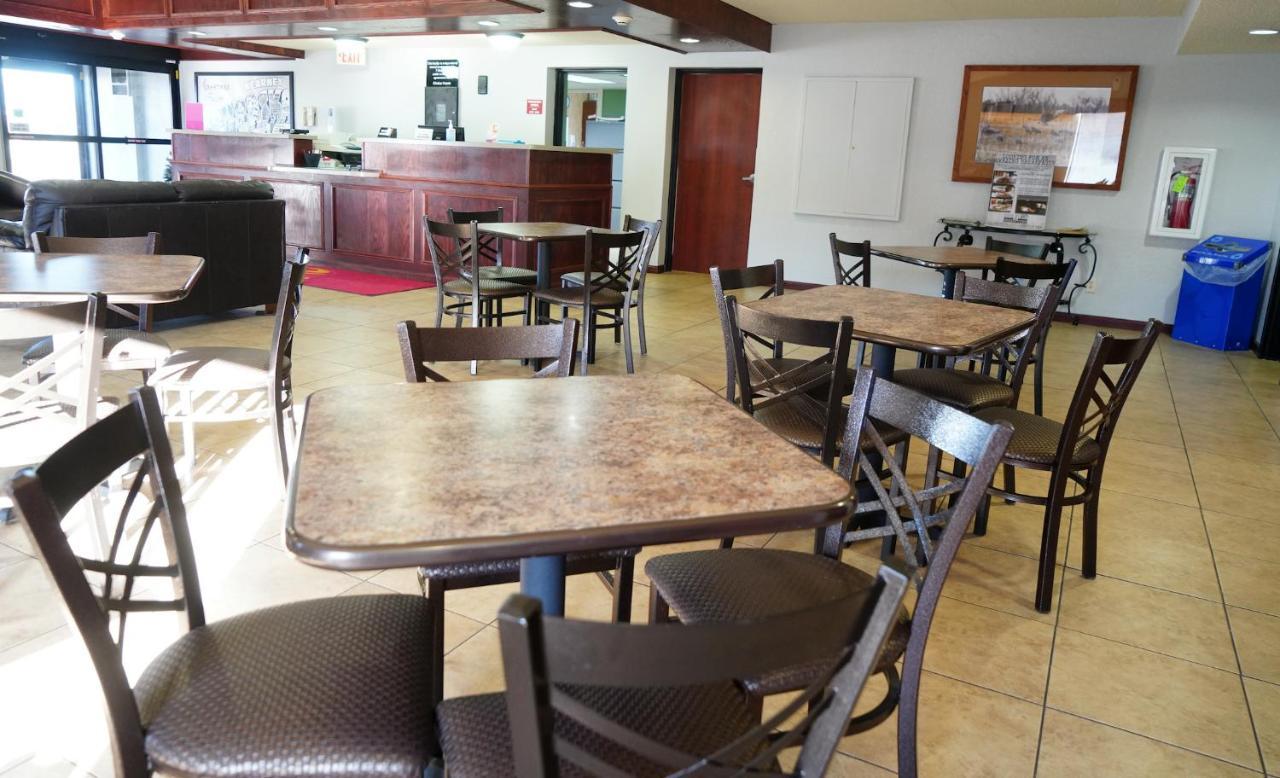 Econo Lodge Inn & Suites Карни Экстерьер фото