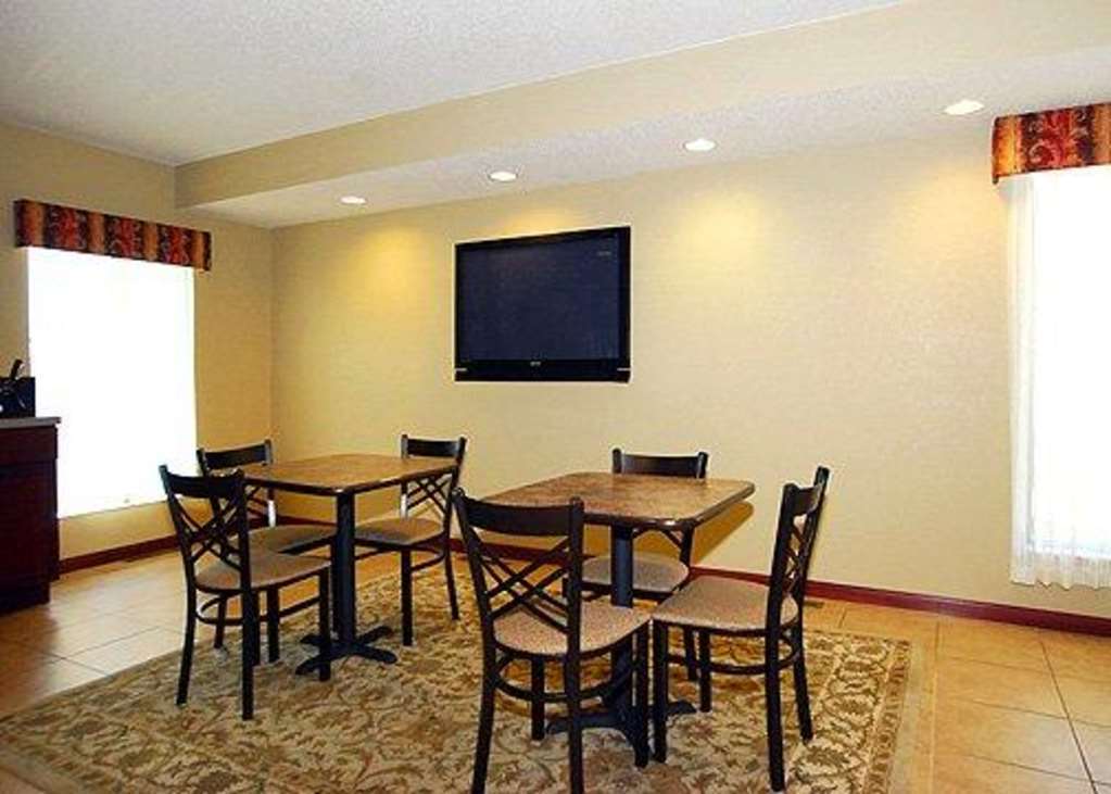 Econo Lodge Inn & Suites Карни Ресторан фото