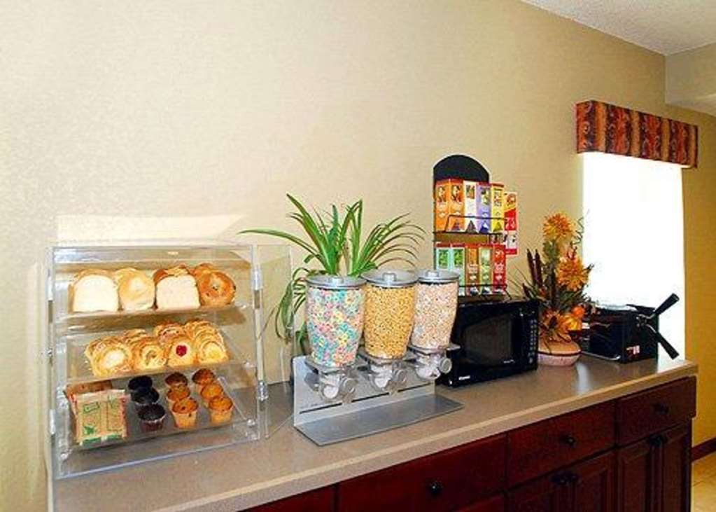 Econo Lodge Inn & Suites Карни Ресторан фото